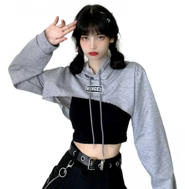 Hoodie dengan desain cut-out di lengan